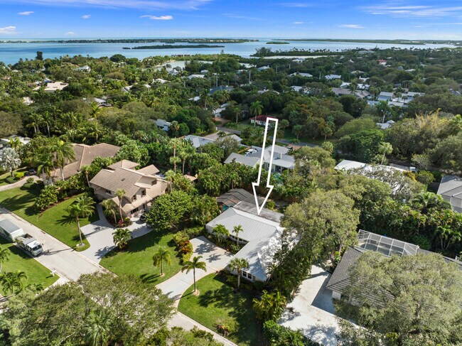 Building Photo - 7 Riverview Dr