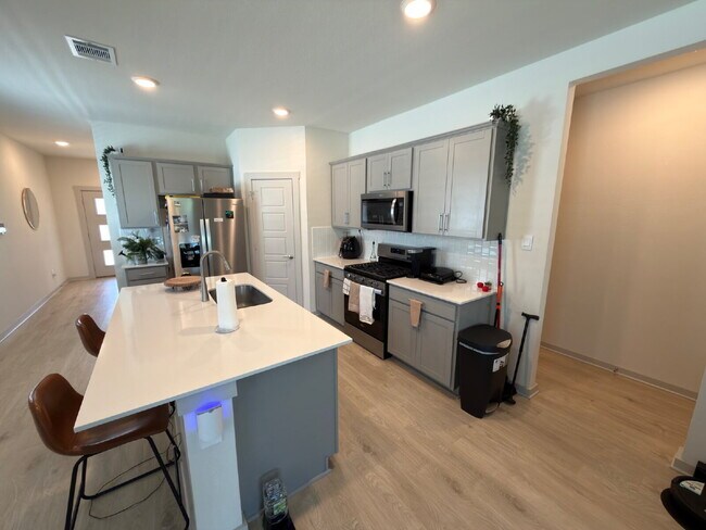 Building Photo - 3 bedroom 2 bath 2 car garage, fridge, washer & dryer in Millbrook Park.
