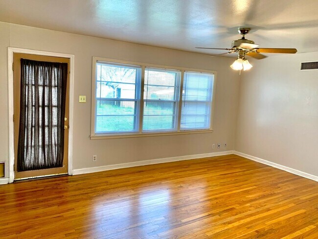 Foto del edificio - 3 bedroom 2 bath 1 car garage