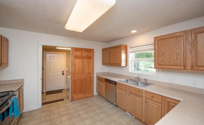 Building Photo - Beautiful 4 Bed off Oak Street