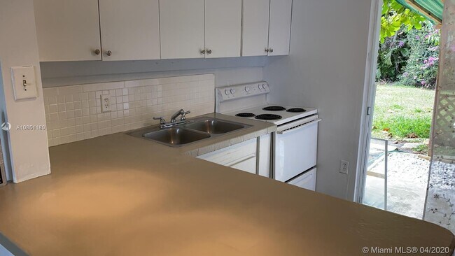 Foto del edificio - 4696 Clinton Blvd
