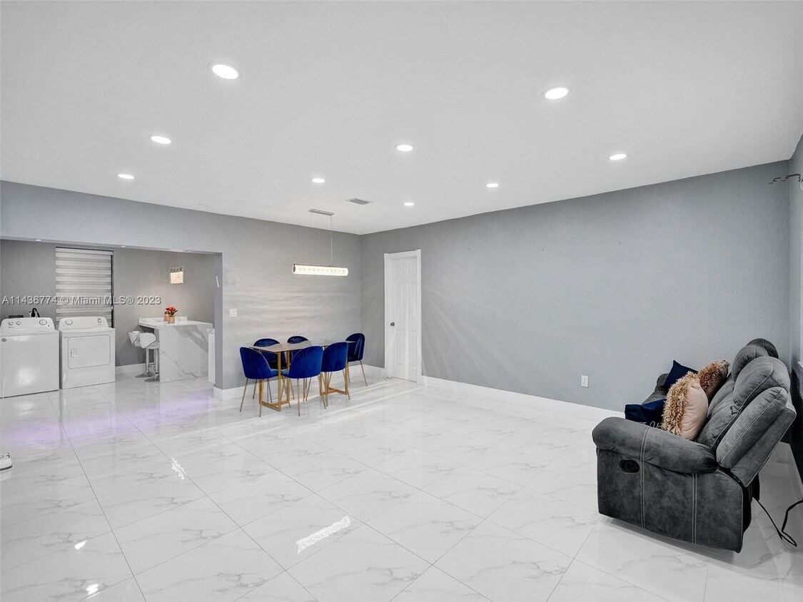 Foto principal - 460 NE 169th St