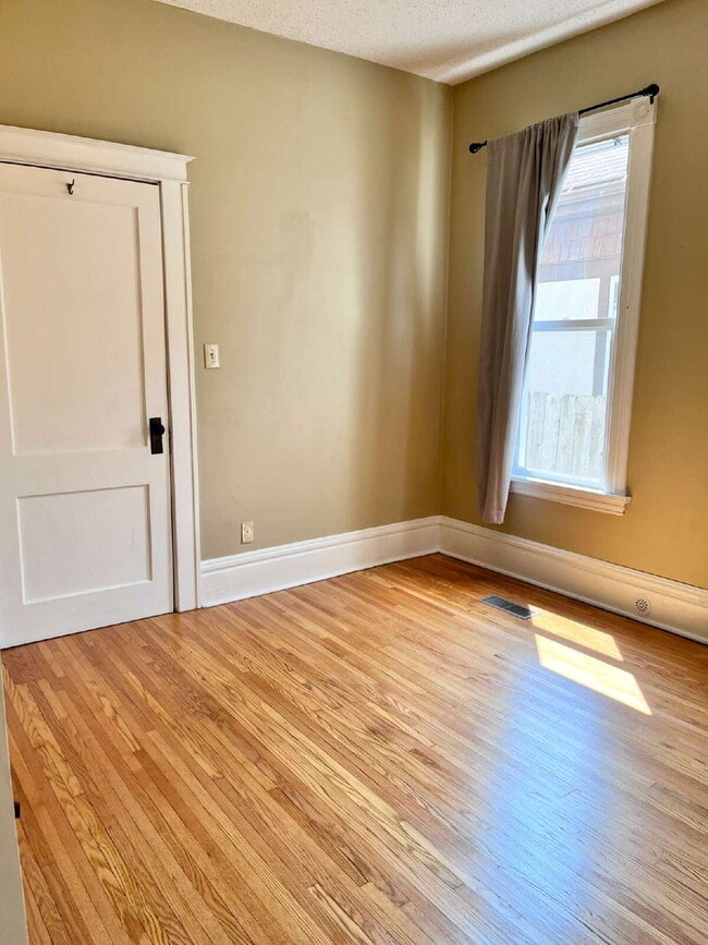 Building Photo - 2 Bedroom 1 Bath Duplex in St. Paul
