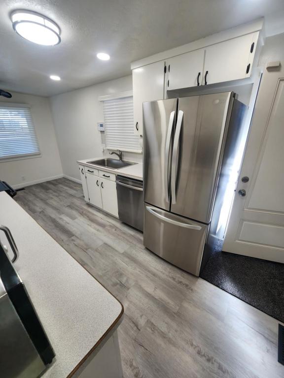 Building Photo - 185 Country Club Dr