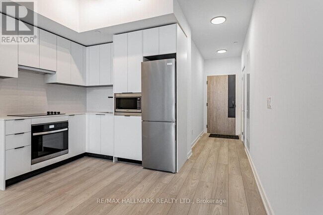 Building Photo - 1007 The Queensway