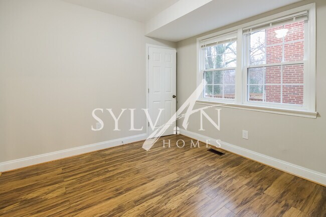 Foto del edificio - Prepare to be impressed by this 5 bedroom,...