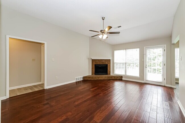 Foto del edificio - 4574 Kings Grant Dr