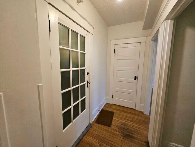 Building Photo - Beautiful Studio Apartment with Hardwood Flooring and Natural Light!