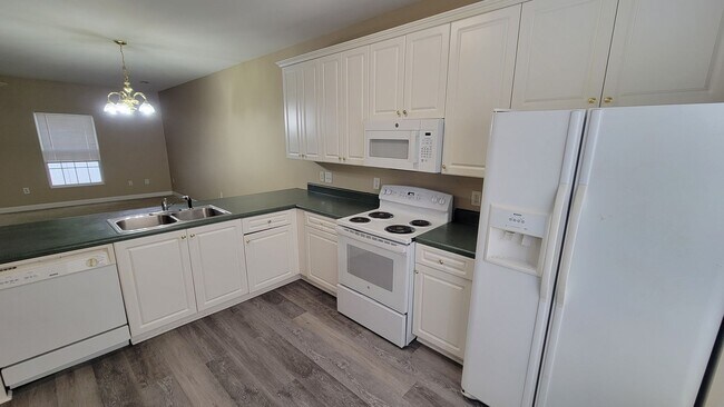 Foto del edificio - AVAILABLE NOW, $850 OFF FIRST FULL MONTH O...