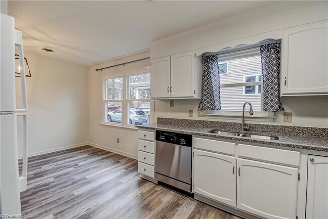 Foto del edificio - 115 S Mendenhall Street Unit B