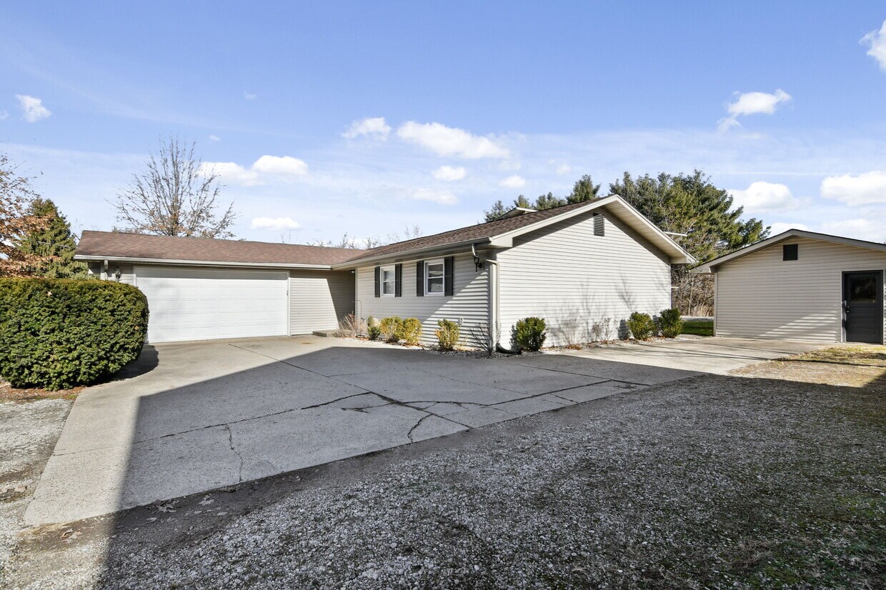 648 S Bradfordton Rd, Springfield, IL 62711 House for Rent in