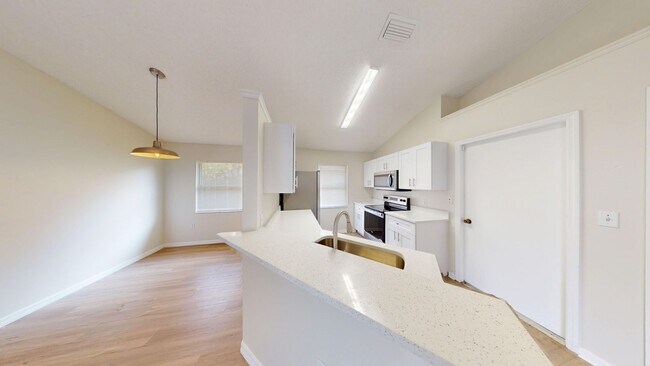 Building Photo - Beautiful 3 Bed/ 2 Bath Home with Two Car ...