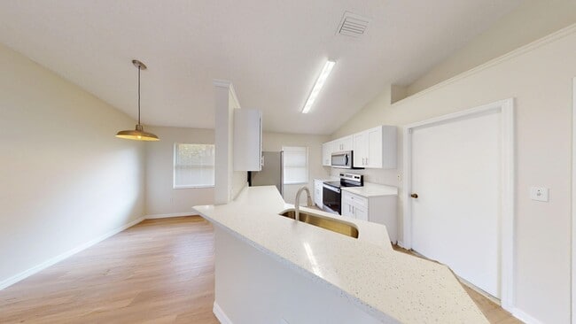 Foto del edificio - Beautiful 3 Bed/ 2 Bath Home with Two Car ...
