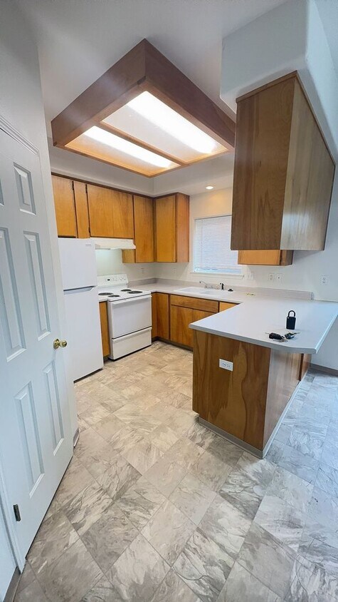 Building Photo - 3834 Viewcrest Dr