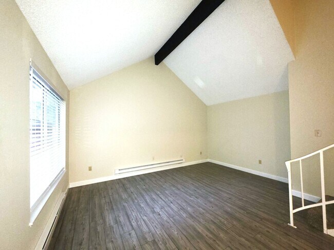 Foto del edificio - Large 2 bedroom 1.5 bath 2 car garage townhouse new custom flooring and paint throughout with new...