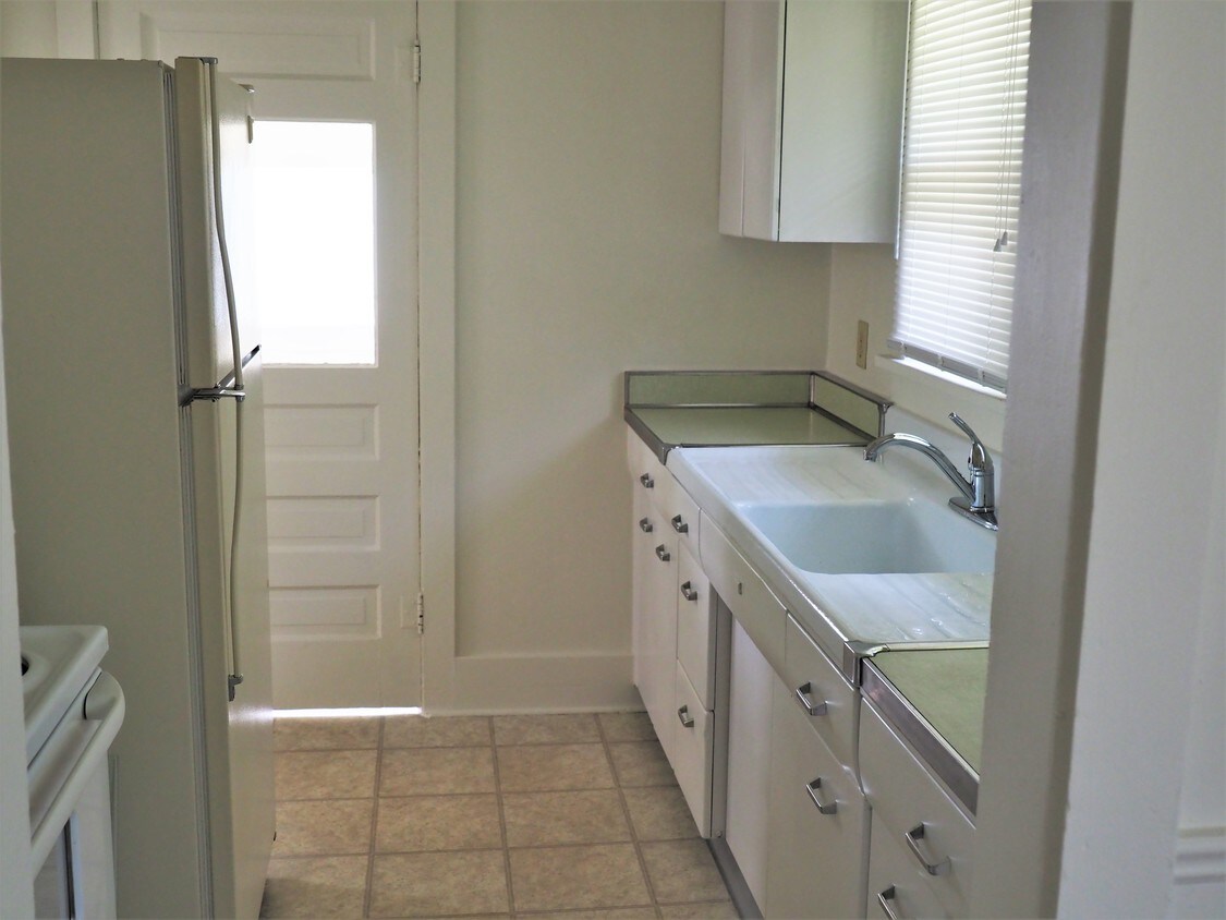 819 W Cave Springs Ave, El Dorado, KS 67042 House for Rent in El