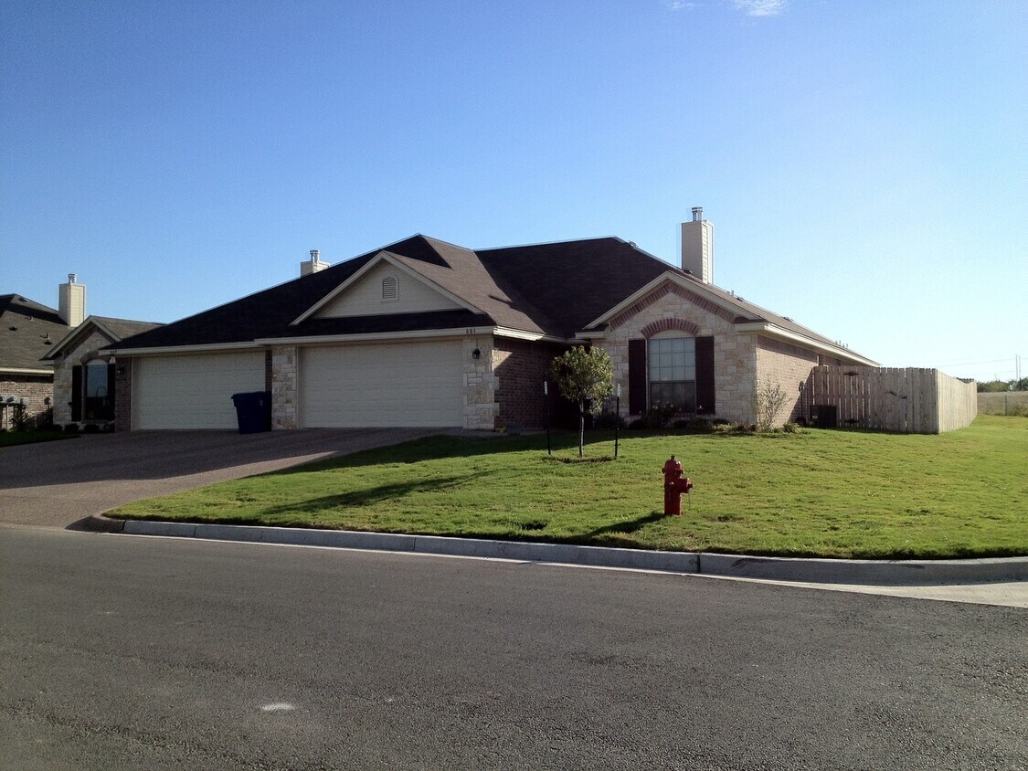 Primary Photo - 3BR / 2BA Duplex in Hewitt, Texas | Midway...