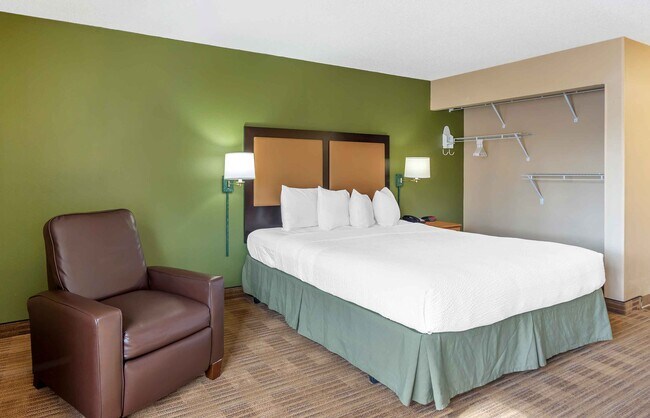 Building Photo - Furnished Studio-Chicago - Naperville - East