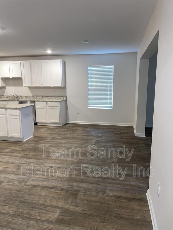 Building Photo - 7463 Oak Lake Blvd