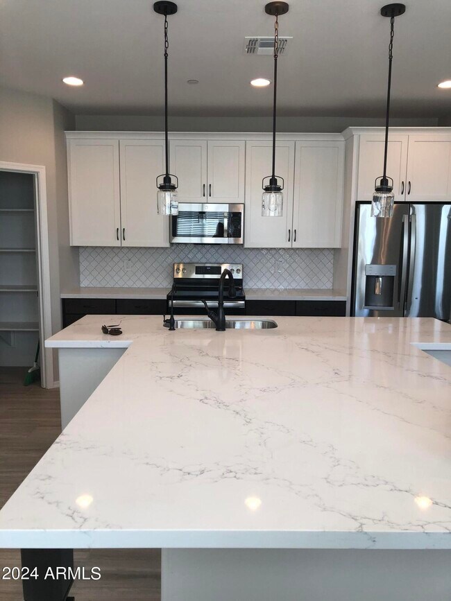 Building Photo - 2675 S Balsam Dr