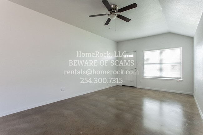 Building Photo - 3 Bedroom 2 Bath Available NOW