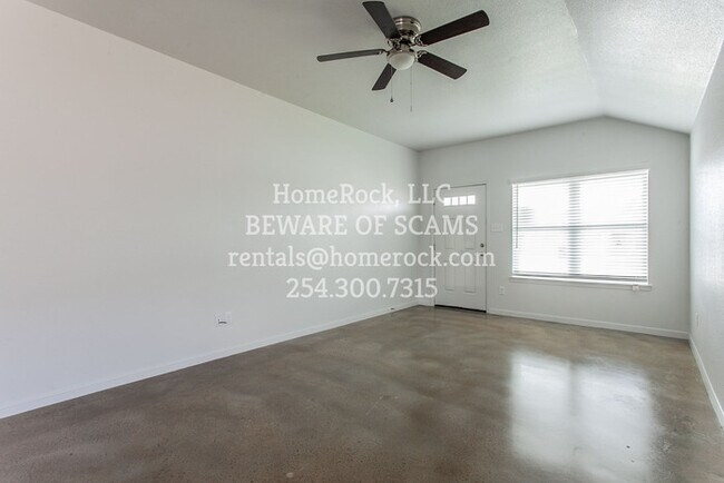 Foto del edificio - 3 Bedroom 2 Bath Available NOW