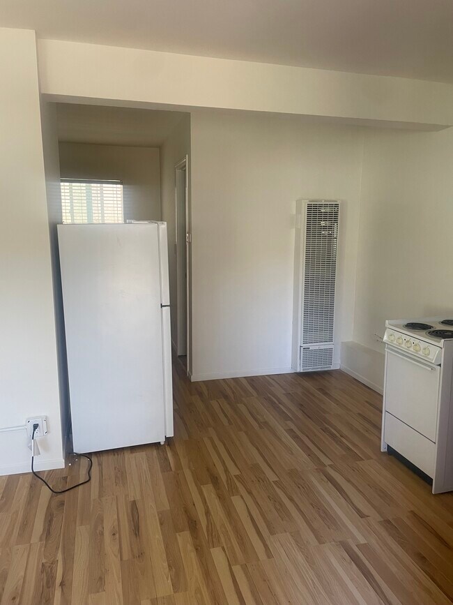 Parte del espacio habitable con parte de la cocina. - 2703 Nelson Ave