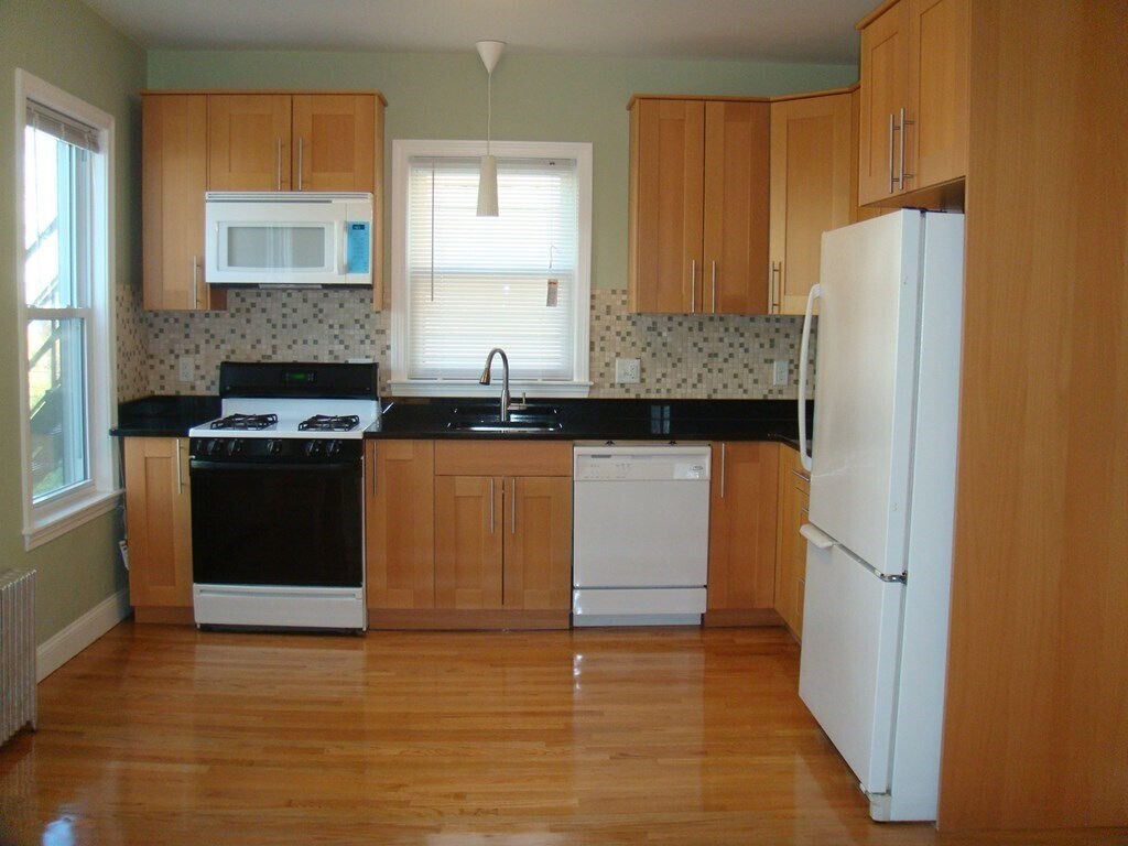 Primary Photo - 18 Raymond St