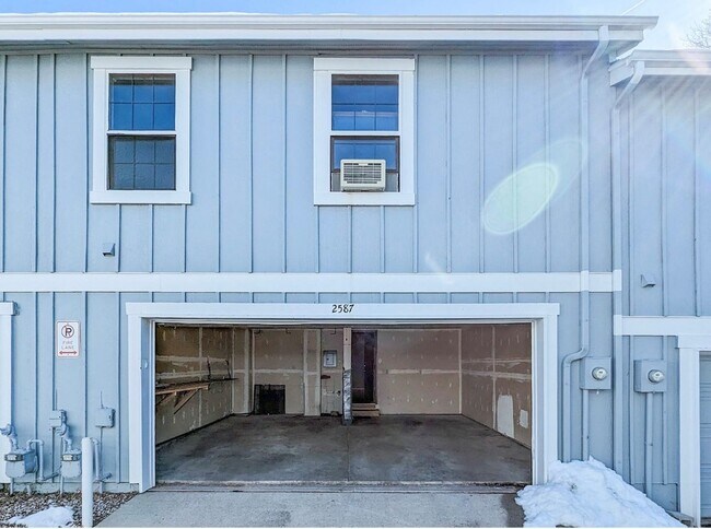 Building Photo - Two Story 3 bedroom +Loft townhome with a ...