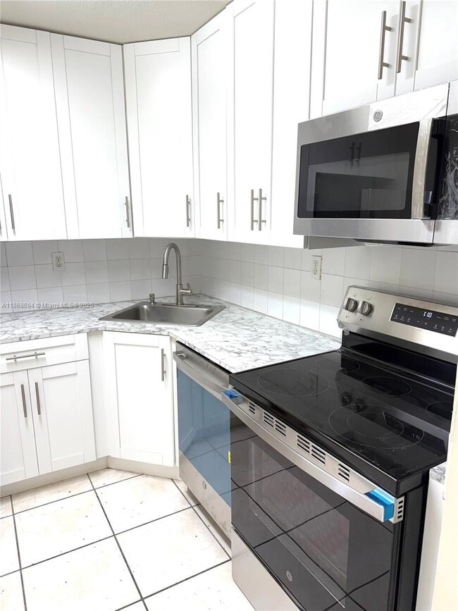 Building Photo - 9440 Fontainebleau Blvd