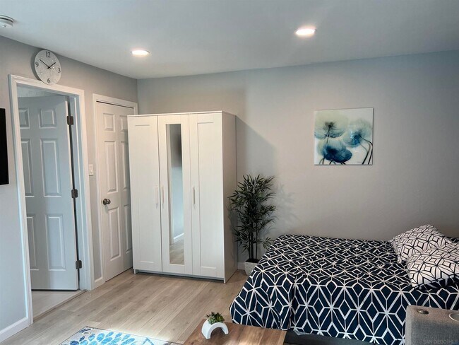 Foto del edificio - FURNISHED SAN CARLOS STUDIO-AVAILABLE NOW!!!
