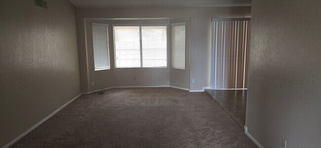 Foto del edificio - 3 Bed House near Peoria and 67 Ave