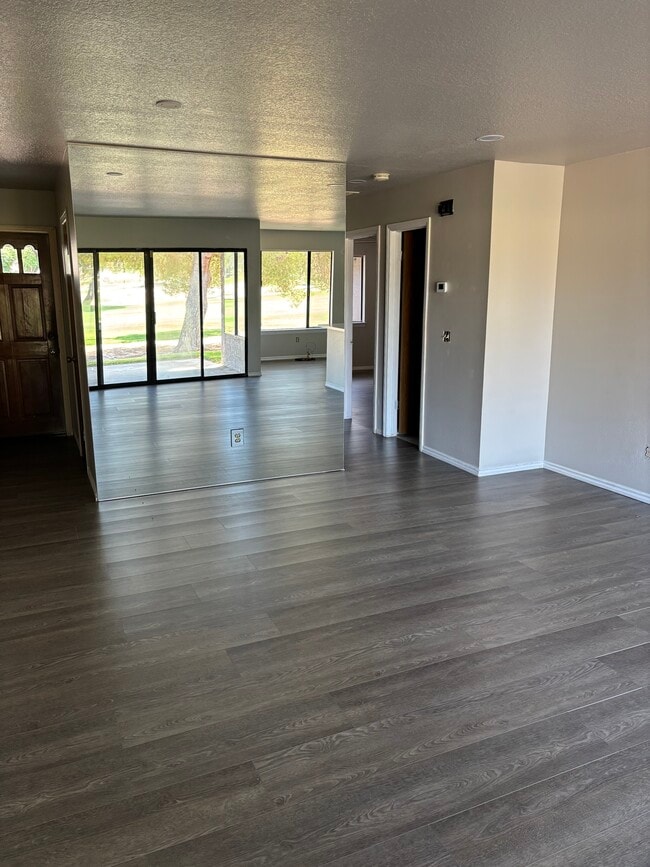 Foto del edificio - 27535 Lakeview Dr