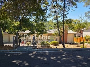 Building Photo - 755 Solana Dr