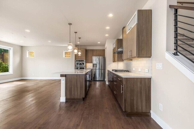 Building Photo - Beautiful Home in Kirkland with 2-Car Garage and Outdoor Patio!