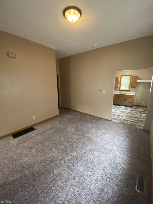 Building Photo - 2 br, 1 bath House - 613 E South St