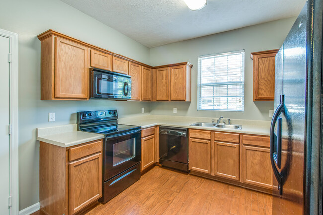 Foto del edificio - This 3 BR/2.5 BA Oak Hill Townhome Should ...