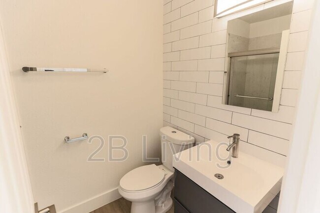 Building Photo - 1221 E 20th St