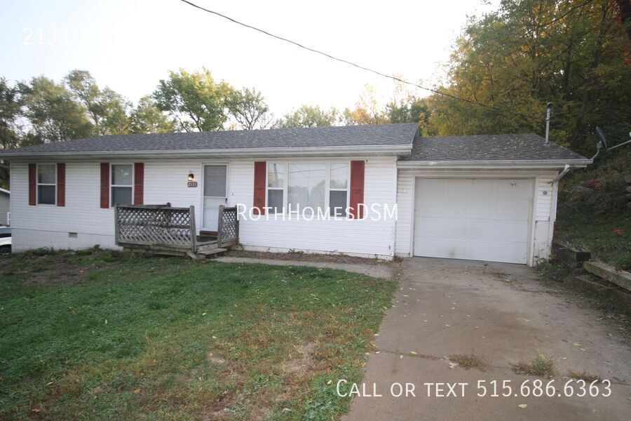 Foto principal - Large 3 bedroom 2 bath home with attached ...