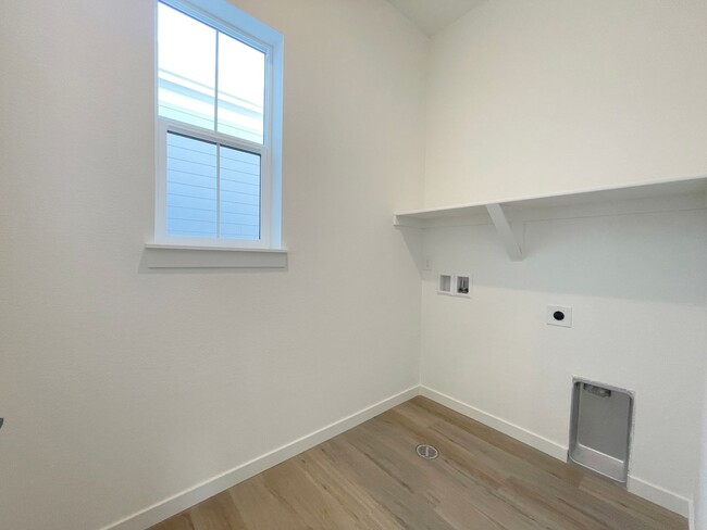 Foto del edificio - Brand new 3 bedroom home! Attached 2-car g...