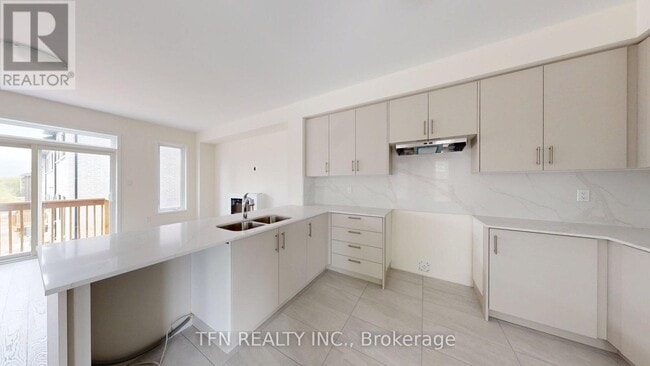 Photo du bâtiment - 235 Grand Trunk Ave