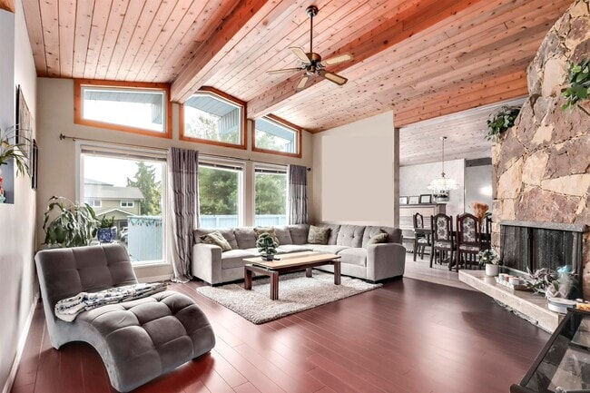 Building Photo - Spacious 7-Bedroom Family Home in Quiet Surrey Neighborhood with Excellent Amenities