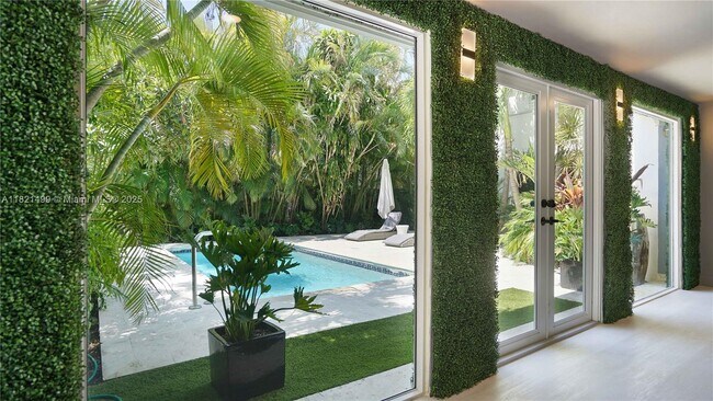 Foto del edificio - 5650 Pine Tree Dr