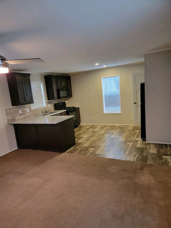 Building Photo - 2 Bedroom/1 Bathroom Mobile Home