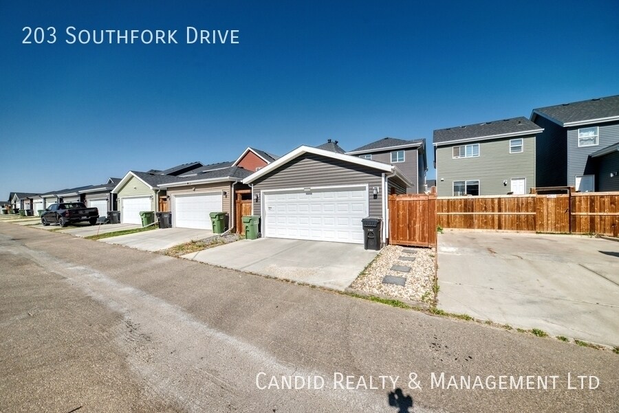 Photo du bâtiment - Three Bedroom Full House for rent