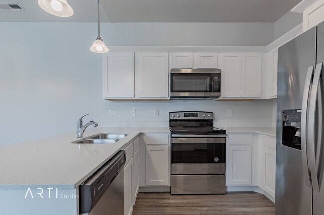 Foto del edificio - **Move-In Ready Condo with Spectacular Mou...