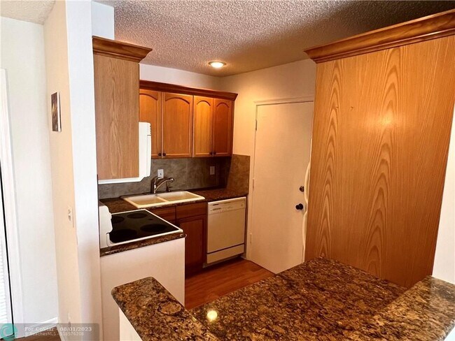 Foto del edificio - 6600 NE 22nd Way
