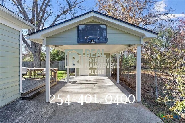Foto del edificio - This charming bungalow-style 3BR/2BA (plus...