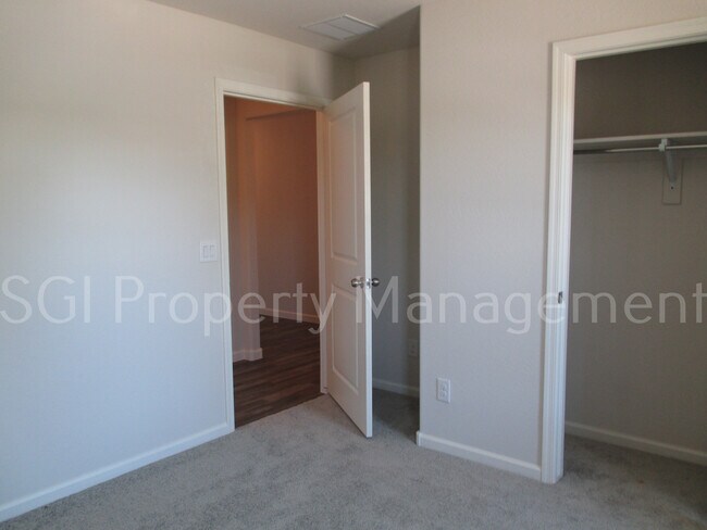 Building Photo - 1053 Greyhawk Loop