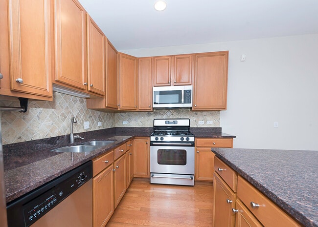 Building Photo - 943 W 14th Pl